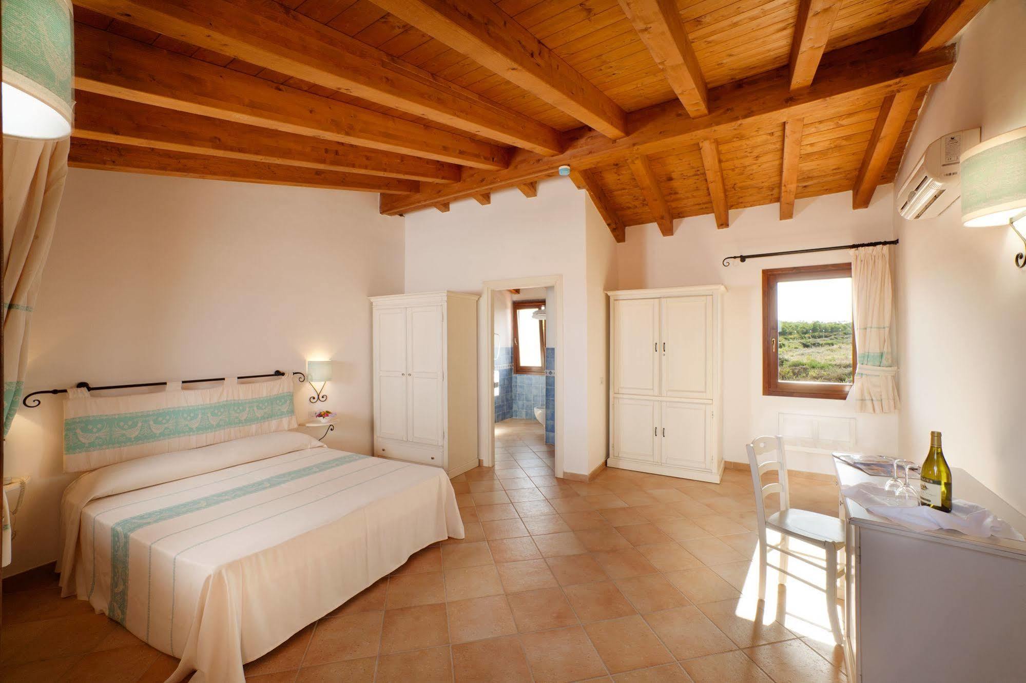Borgo Dei Pescatori Hotel Aglientu Bagian luar foto